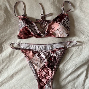 Mönstrad bikini strl m - Helt ny mönstrad bikini i storlek M, passar även S. Aldrig använd med skyddet kvar. Två knytningar i ryggen😍 frakt 52kr