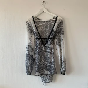 2000-blus - ÄLSKAR denhär blusen men måste rensa garderoben och tyvärr används den inte som den förtjänar😢 man knyter den med det svarta sidenbandet som är påsytt vilket gör passformen oerhört smickrande. På tredje bilden kan man dock se hur banden fransat sig lite vilket är väldigt enkelt att lösa genom att försiktigt bränna kanterna. Frakten ingår i priset🥰