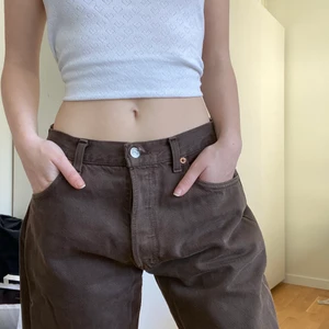 Levis jeans 501 - Bruna Levisjeans i modellen 501. Storlek W34 L 36 men insydda i midjan så skulle säga att de passar 26/27. För referens brukar jag ha 24/25 i midja och är 161 cm.