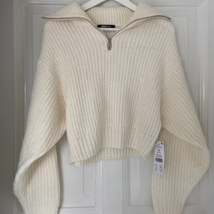 Stickad tröja - Säljer min oanvända stickade tröja från Ginatricot i storlek XS!! Prislappen finns kvar💞Köptes för 399kr, säljer för 250kr💓 Buda i kommentarerna eller privat! 