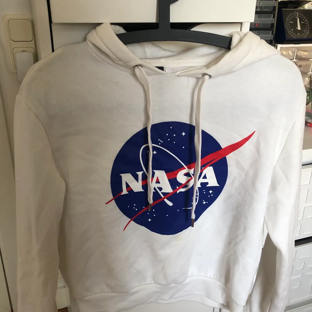 Hoodie från H&M! Köpte 2020, ganska använd💫 storlek xs, men passar mig med S💞. Tröjor & Koftor.