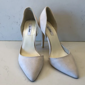 Vita mockapumps - Vita pumps imockaimitation från Nly Shoes, använda en gång men är i väldigt fint skick. Storlek 38.