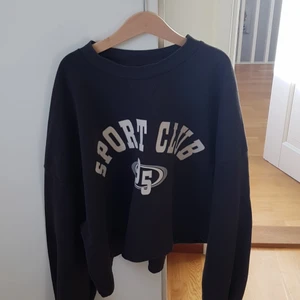 Mörk grå tröja med text - Mörk grå tröja som det står sports club på. Använt ett par gånger men inga slitage. Frakt kan diskuteras.