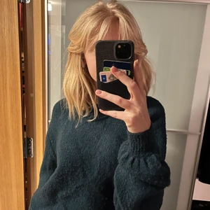 Superfin grön stickad tröja🤩 - Säljer denna supersköna och fina gröna/blåa stickad tröja, den har öppen rygg som man kan se på bild 2!! Kommer ifrån nakd x Linn Ahlborg, använt ett fåtal gånger😍😍😍