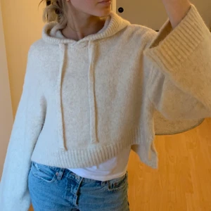 Stickad hoddie - Stickad hoddie från Zara som är oanvänd med lappen kvar!! Liten i storleken