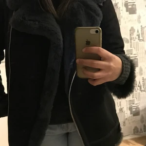 Shearling Jacka - Superfin shearling jacka från zara, köpte för ca 1 månad sen! bra skick använt bara 2 gånger💞 passar jättebra för våren och vintern. Storlek XS, men passar för M!!