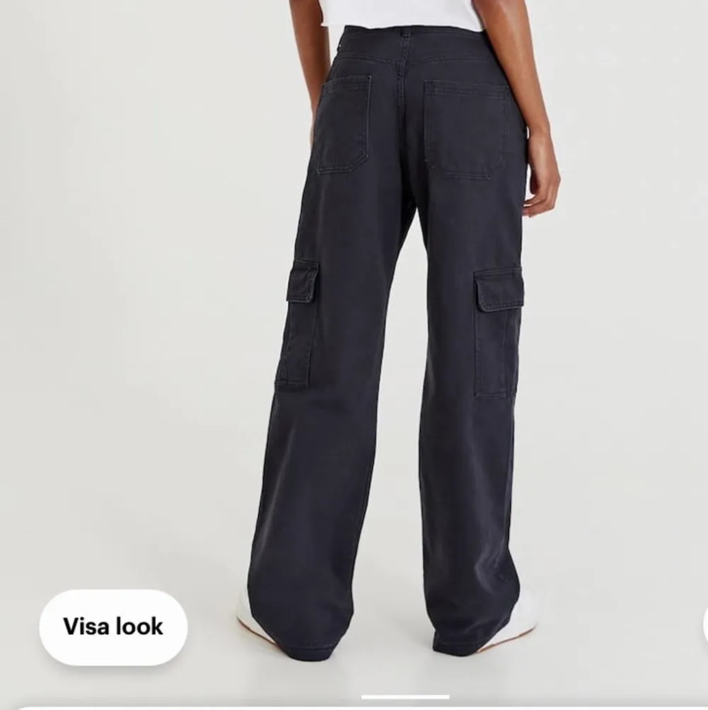 Säljer dessa oanvända byxor då jag råka beställa 2. Dom är i storlek 36 och är lagom långa på mig som är 173. Kontakta mig för fler bilder🥰🥰 . Jeans & Byxor.