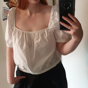 Vit blus storlek L - Croppad blus från HM i storlek L. Aldrig använd så i bra skick🎉