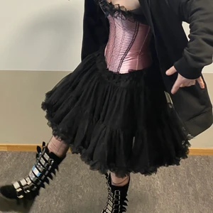 Svart tyll kjol - En as frän kjol som passar till det mesta. Säljer för att jag har två likadana, den är i nyskick!