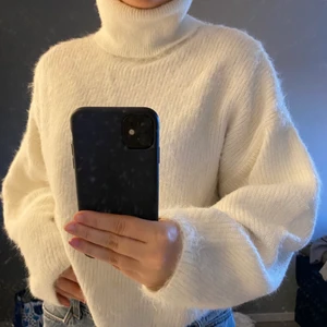 Stickad vit tröja - Jätte skön stickad vit tröja med polo. Köpt på H&M. Super len i materialet!🥰 köparen står för frakten