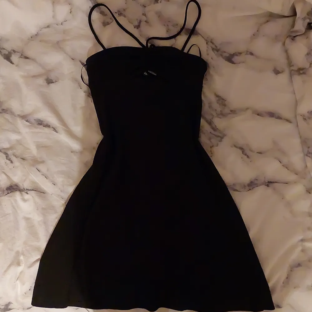 Superfin klänning från H&M som jag bara har använt cirka 2 gånger🖤🔪 skulle nog säga att den passar M/S/XS lite beroende på hur man vill att den ska sitta🕷 själv är jag M i de flesta plagg och typ 170cm. Klänningar.