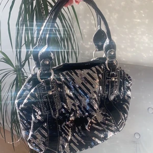 Väska - En fin väska med plajetter. Kommer dock inte till användning längre💕