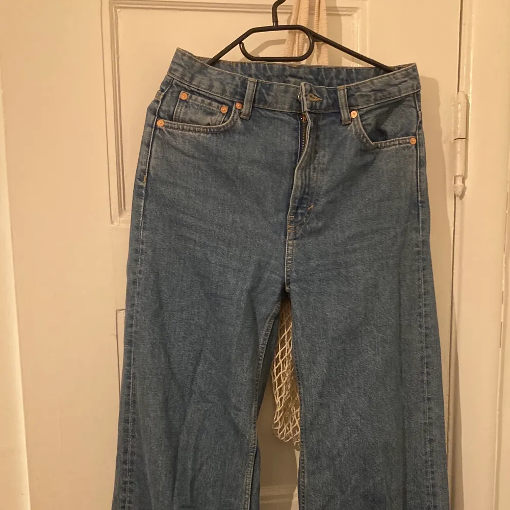 Raka blå jeans från Weekday! . Jeans & Byxor.