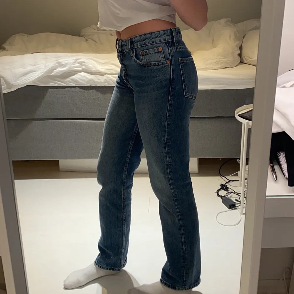 Populära jeans från Zara! Slutsålda överallt, skicket är som nytt, storlek 38💕 jag är 175 cm lång !jag säljer ett till par zara jeans i annan färg, checka in dom!. Jeans & Byxor.