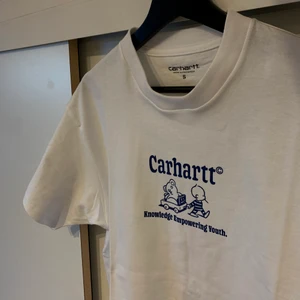 Carhartt - T shirt - WIP - Oanvänd Carhartt T shirt från ”Work in progress” kollektionen. Storlek M, men har i storlek S också på min sida. Säljes eftersom jag beställde hem i 3 olika storlekar, därav storlek S och M kvar. Nypris 500kr