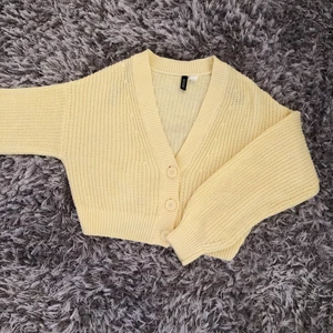 Stickad kofta - En gul söt stickad kofta, super mysig💓