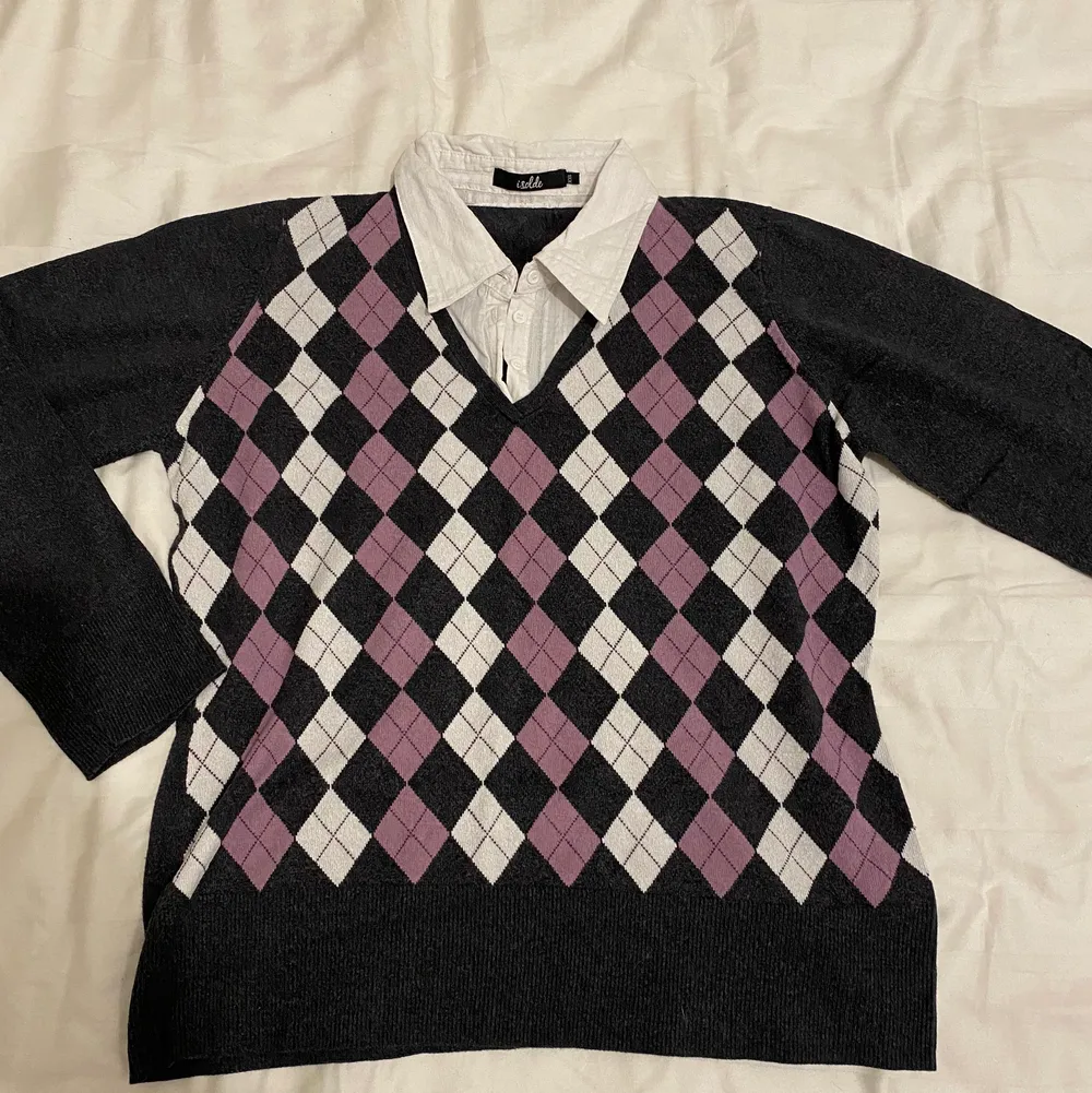 fin tröja med harlequin mönster och insydd krage. på lappen står det XXL men jag skulle säga M. Tröjor & Koftor.