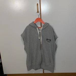 Pull & Bear kort-ärmad hoodie - Säljer denna fin kort-ärmade hoodie från Pull & Bear då den inte kommer till användning längre! 💕 Den är i fint skick. Buda från 70kr💕