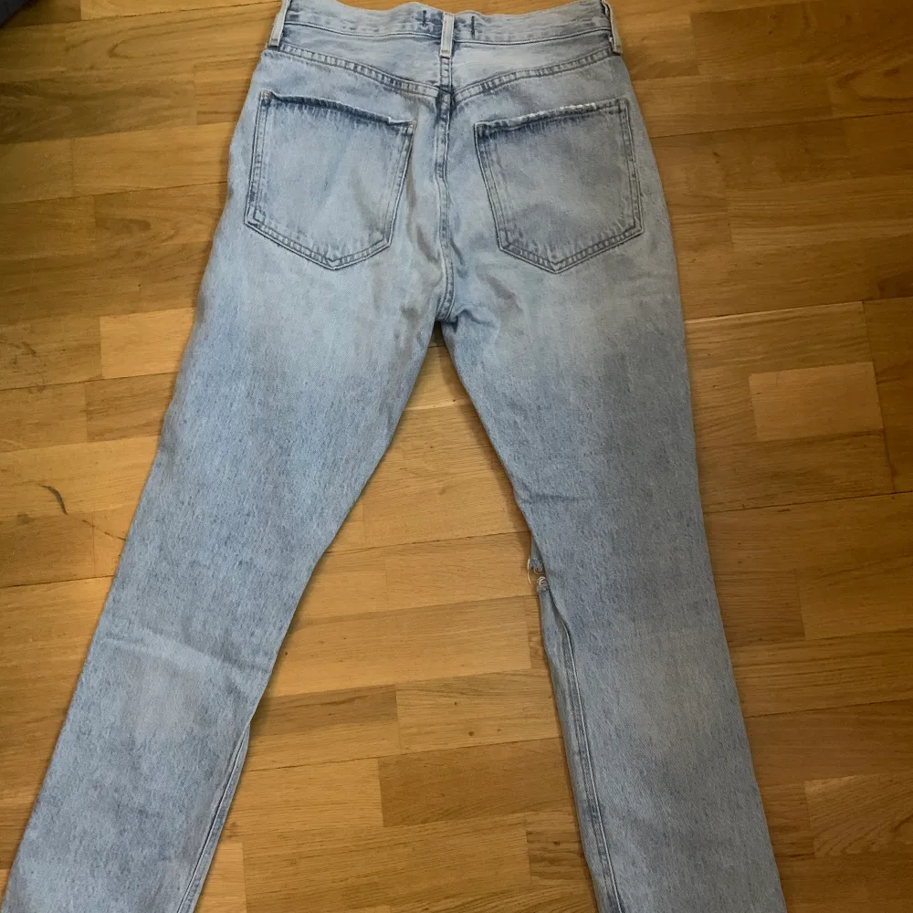 Jeans från AGOLDE köpta från Revolve i storlek 36. Använda fåtal gånger. Köpta för 2300kr. Jeans & Byxor.