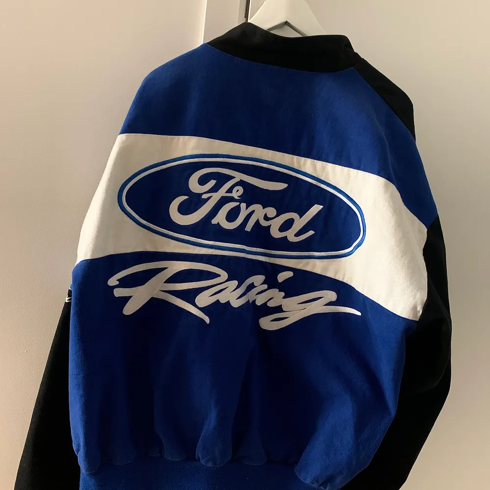 Supersnygg Ford Racing jacka i en oversized fit med stora långa armar och dragkedja i bra kvalité. Storlek XL, ursprungligen från USA. Racing Champions Apparel. . Jackor.