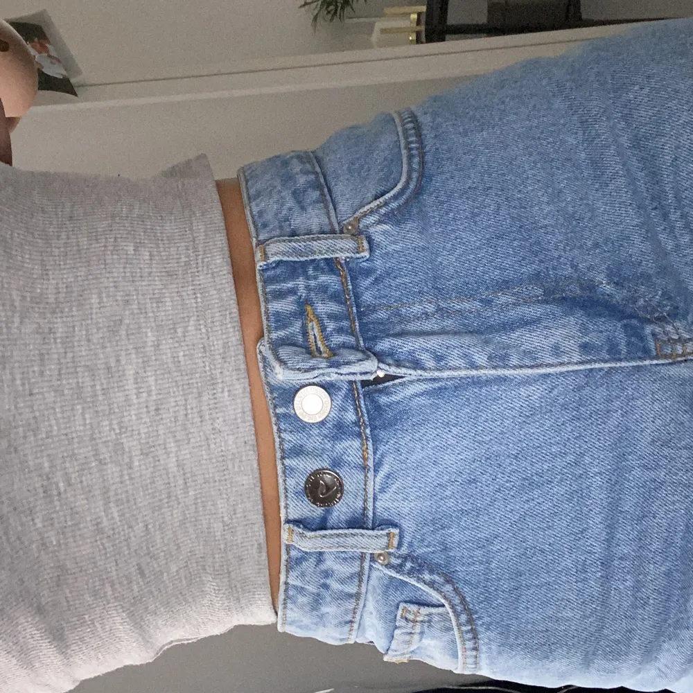 Ett par raka jeans från chiquelle😊sitter jättefint runt höfter och midja, samt en extra knapp för att definiera midjan mer som lätt går att ta bort vid behov💕köparen står för frakt . Jeans & Byxor.