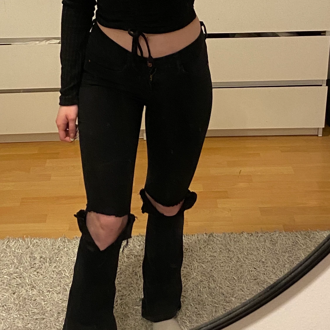 svarta lågmidjade jeans med hål  - 90