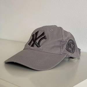 Vintage New York Yankees keps i färgen ”cloudy”. DM vid frågor eller kontakta oss på instagram @Headsup.vintage ☺️ (köparen står för frakt)
