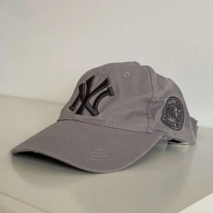 Vintage New York Yankees Cap - Vintage New York Yankees keps i färgen ”cloudy”. DM vid frågor eller kontakta oss på instagram @Headsup.vintage ☺️ (köparen står för frakt)