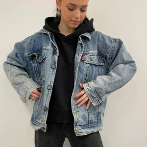 Vintage Oversized jeansjacka - Skitcool vintage jeansjacka, oversized sitter jättenajs och är PERFEKT nu inför våren. Unisize beroende på hur man vill att den ska sitta, storlek L 💙💙😍