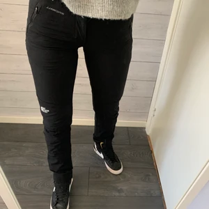 The north face byxor  - Frilufsbyxor i väldigt fint skick då dom är endast använda fåtal gånger, på bilden är dom för små för mig så dom sitter inte exakt som på bilden men dom är väldigt sköna och snygga när dom väl passar💗 (nypris 1000kr) 