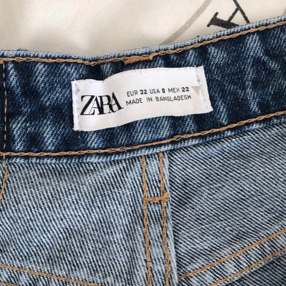 Säljer nu mina snygga slutsålda jeans från zara då de inte passade mig💗 nytt skick, hör av dig vid intresse eller fler bilder💕 perfekta nu till våren!💓. Jeans & Byxor.