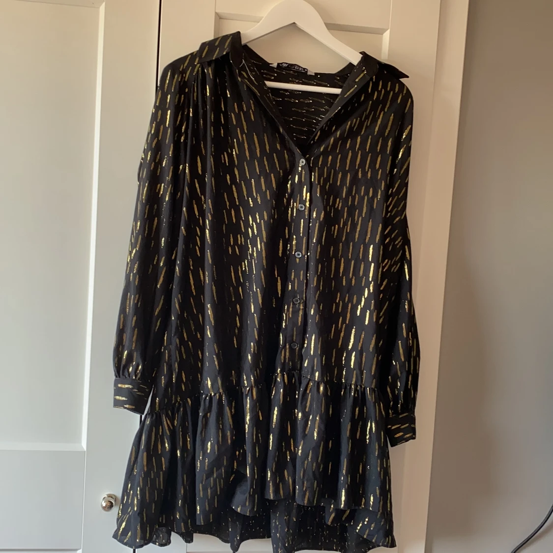 Glittrig skjortklänning zara