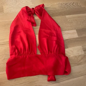 Röd top  - En röd ”knyt top” från Gina tricot. Perfekt för fest men tyvärr passade den inte mig. Så den är aldrig använd. I storlek 36. Köpt för en månad sen. (Ordinarie pris 299kr) Kan mötas upp i malmö/ Lund området annars står köparen för frakten. 