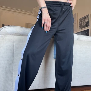 Urban outfitters byxor - Asballa byxor köpta för nåt år sedan på Urban outfitters! Använda några gånger men i jättefint skick☺️ står S men mer som M! 