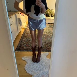 As snygga boots - Intressekoll på mina älskade boots, så jävla snygga och trendiga nu till sommaren, har för många så måste tyvärr sälja 😭 dom är äkta läder och kostade nya ca 2000kr. Säljer för 600kr om fler är intresserade så vidare gärna! 💕 köparen står för frakt! Storlek 38/39