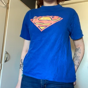 Superman T-shirt  - Lite slitet tryck men annars gott skick. Osäker på storlek men gissar på S/M