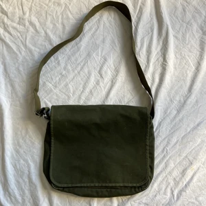 grön axelremsväska - läs allt innan du frågar!🤍 grön kanvas axelremsväska köpt second hand. ok skick 8/10. mått under ”storlek” 