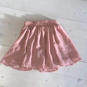 Söt rosa kjol, köparen står för frakt ❤️