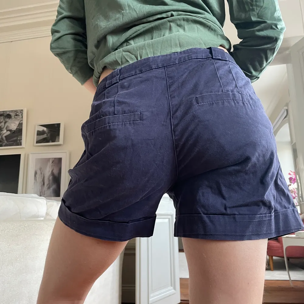 Jättefina shorts (lite ostrukna…🙄)! . Shorts.