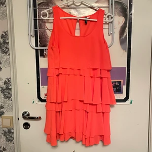 Klänning - Neon orange klänning. Både skön och fin men gillar inte färgen på mig. Hund finns i hemmet!