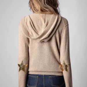 Zadig  - En superfin zadig kofta köpt i somras i butiken i Stockholm❤️en grön färg men exakt samma modell som bilden ovan. I Kashmir och har tagits hand om väl, kammats och tvättats en gång❤️hör av er för fler frågor. Ordinariepris var 3990kr