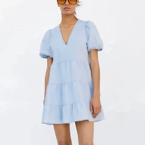 Zara klänning - Säljer denna superfina ljusblåa klänning från Zara❤️‍🔥Perfekt till sommaren❤️‍🔥Köparen står för frakt!