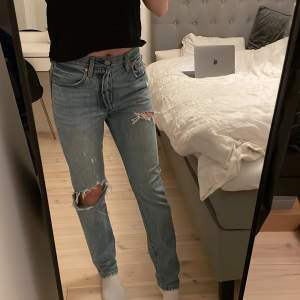 Ett par håliga jeans från Levis som är väldigt bekväma. De är i storlek w26 och L30💞💞 Köparen står för frakten☺️