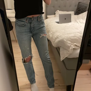 Jeans från Levis  - Ett par håliga jeans från Levis som är väldigt bekväma. De är i storlek w26 och L30💞💞 Köparen står för frakten☺️