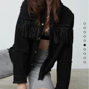 Fransjacka från zara - Vårjacka från zara med fransar! Stl xs, men oversized
