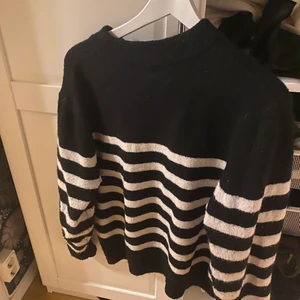 H&m - Säljer denna tröja från h&m sparsamt använd. Storlek M, säljer för 100 + frakt 66kr 