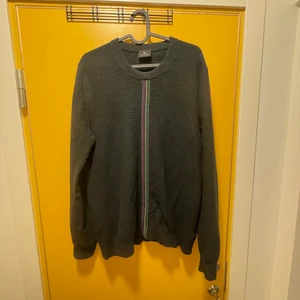 Sweatshirt  - Plagget är näst intill nytt, bra kvalitet och väldigt bekväm 