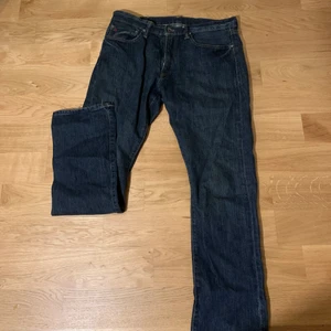 Mörkblåa jeans  - Straight leg jeans, lite för korta på mig som nästan är 180