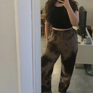 BRUNA TIE DYE BYXOR - Bruna tie dye byxor från Harem Pants 🤎 Har ej använt eftersom dom är lite för små för min smak. Frakten är inkluderad i priset. 