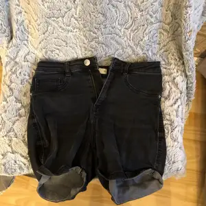 Högmidjade svarta shorts från gina strl 36